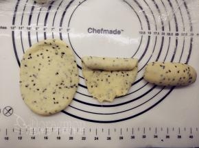 松弛好的面团压扁，用擀面杖擀成椭圆形面皮，之后由上往下卷起来，卷成长条形，底部和两端的收口一定要捏紧。