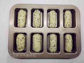 面团全部处理好之后一一放入烤盘中。.面团上喷下水，盖上保鲜膜，放在温暖的地方发酵到两倍大，大概需要30分钟。