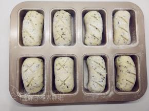 取出发酵好的面团，表面薄薄地筛上一层高筋面粉，之后用一把锋利的小刀划出花纹。