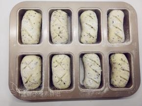 取出发酵好的面团，表面薄薄地筛上一层高筋面粉，之后用一把锋利的小刀划出花纹。