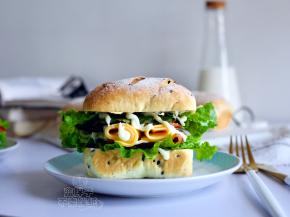 也可以加上生菜、培根等等做成汉堡包，按照你的喜好任意组合。