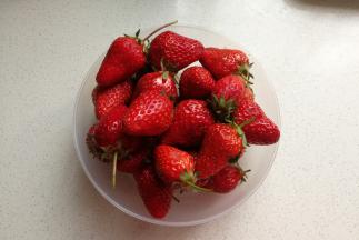 草莓适量用清水清洗干净