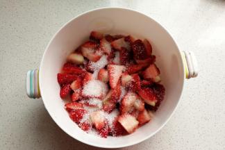 把切好的草莓丁放入碗中加入适量白糖