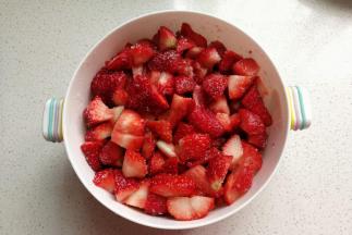 再用搅拌刀把白糖和草莓丁拌均匀，然后盖上保鲜膜放入冰箱冷藏五小时左右，目的是让果胶自然释出