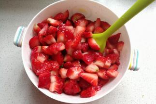 冷藏腌制后，草莓果胶都出来了