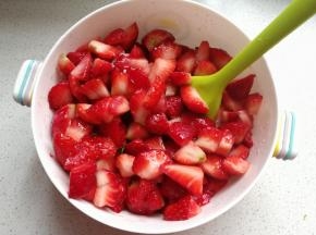 冷藏腌制后，草莓果胶都出来了
