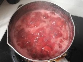 熬制过程中会有很多水分渗出，不要心急，小火慢慢熬，出现浮沫后用勺子把它舀出倒掉