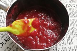 熬至浓稠透明状态后关火，晾凉后装瓶密封保存。