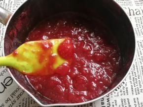 熬至浓稠透明状态后关火，晾凉后装瓶密封保存。
