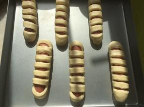 之后将收口朝下，整理好形状，盖保鲜膜室温二次发酵