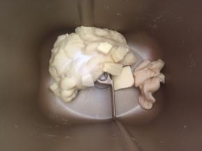 加入2克盐跟软化的黄油，继续揉10分钟