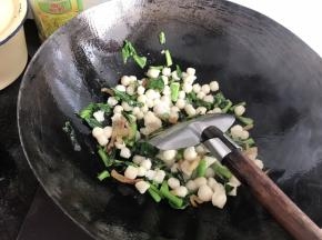 再倒入清明果，加1勺盐少许黄酒搅拌均匀！熟透即可出锅