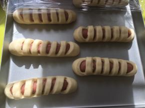 发酵好的面团按下去会马上回弹起来，烤箱预热180度