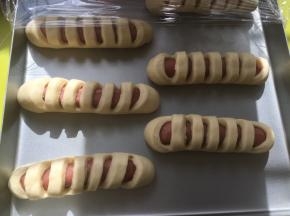 发酵好的面团按下去会马上回弹起来，烤箱预热180度