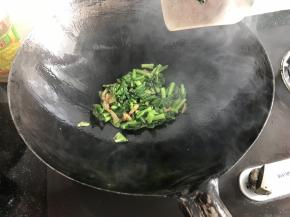 倒入青菜翻炒