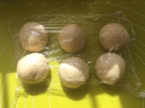 之后将面团分成6等份，搓圆盖保鲜膜松弛15分钟