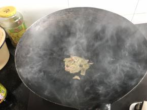 锅中放2勺色拉油，少许猪肉