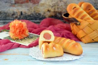 面包口感细腻有弹性，搭配上香肠很适合做早点食用