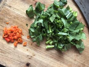 将青菜和辣椒切碎