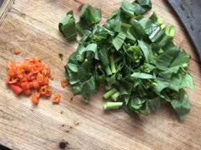 将青菜和辣椒切碎