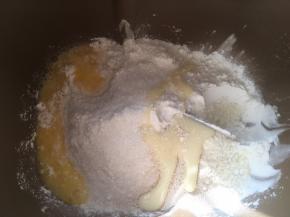 面包桶内加入高筋面粉、低筋面粉、细砂糖、酵母、全蛋液、奶粉跟炼乳