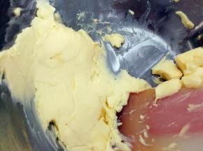 黄油彻底软化，用刮刀很容易抹平就可以了