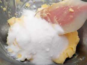 把白糖和盐加到黄油里面，用刮刀混合一下