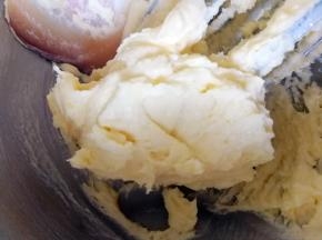 打蛋器高速打发几分钟，黄油和白糖充分融合在一起就可以了