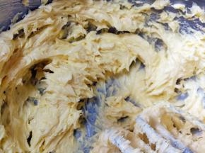 蛋黄分三次加入到黄油里面，低速打发，每加一次充分打发均匀再加下一次，最后的黄油打发很轻盈，像羽毛一样