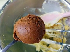 加入两勺花生酱，用打蛋器打发均匀即可