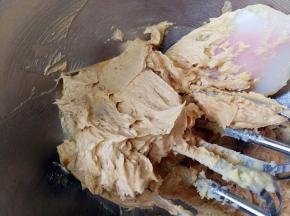 四周用刮刀刮一下，让黄油糊和花生酱充分融合在一起