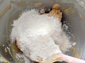 加入过筛过的粉类，先切拌，后压拌