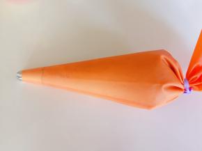 把面糊装进裱花袋里面，同时预热烤箱，热风190度十分钟左右