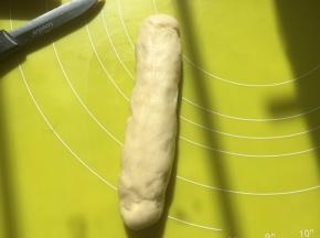 包裹上香肠，捏紧收口