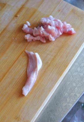 将五花肉切丁。