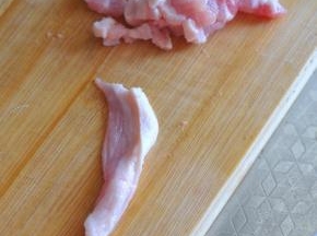 将五花肉切丁。