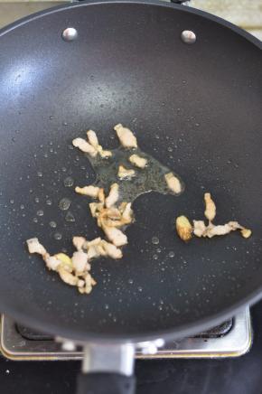 炸香后，放入肉丁翻炒。
