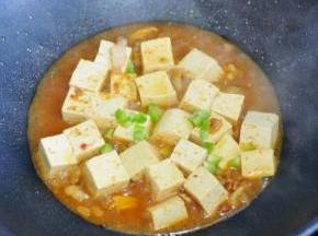 加入少许开水，炖2分钟。