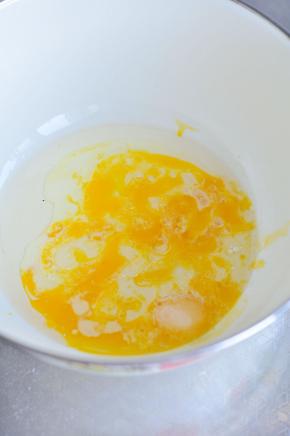 蛋黄加糖搅打均匀，加入牛奶和玉米油。