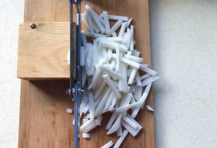 再把薄片切成细条