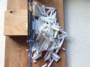 再把薄片切成细条