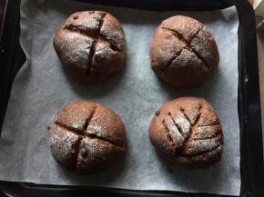 用锋利的刀子在面团割出喜欢的图案，可参考图上的图案