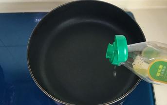锅里放适量油