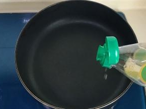 锅里放适量油