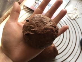 将面团分割成6份50g左右面团，将切面像包包子一样收口