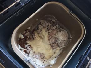 最后加入波兰酵头一起混合，揉成光滑面团