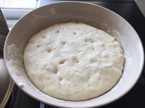 盖上保鲜膜放入冰箱冷藏发酵12小时以上至面团发酵至原来的两倍大即可