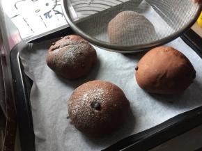 松弛发酵好的面团表面筛上高筋面粉