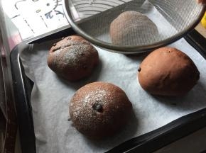 松弛发酵好的面团表面筛上高筋面粉