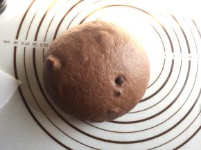 手和面垫子粘少许玉米油，取出发酵好的面团，进行轻拍排气